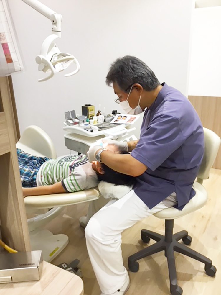治療中の院長