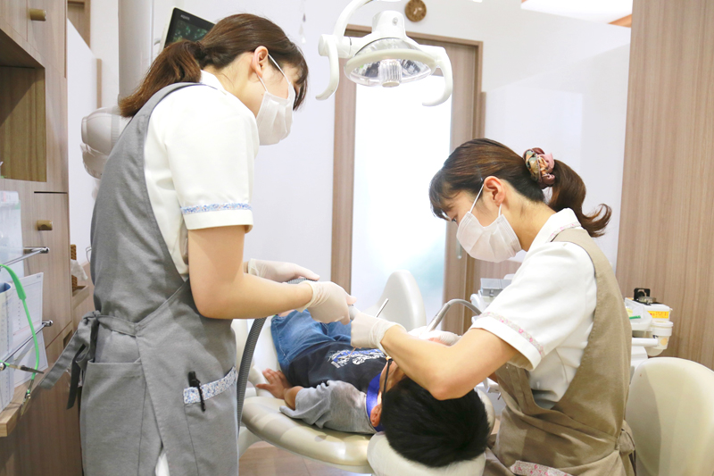 女性スタッフ2名が治療する様子